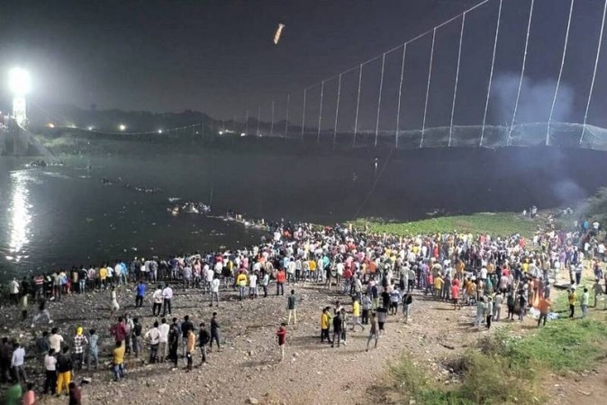 गुजरातमा झोलुंगे पुल चुँडिदा मृत्यु हुने १४० पुगे